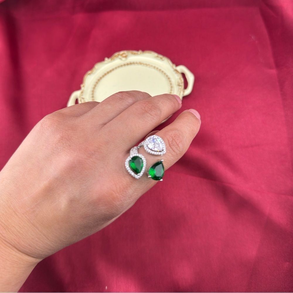 Sterling Silver Elegant Triple Stone Statement Ring - GreenWhite Teardrop Design - Picture 5 of 5